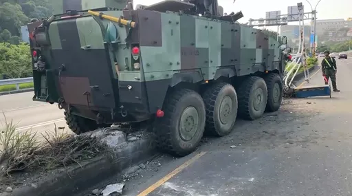 國軍雲豹甲車「騎上」關渡大橋分隔島　26歲女軍官曝「故障原因」