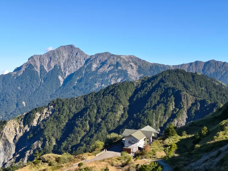 滑雪山莊位於海拔 3100 公尺合歡東峰下。林業保育署提供