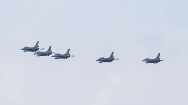 5架F-16V戰機快速通過總統府上空。中央社