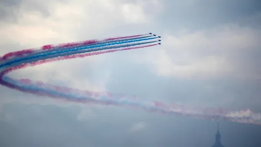 國慶空中全兵力預演登場　勇鷹噴紅藍白彩煙飛越總統府壓軸