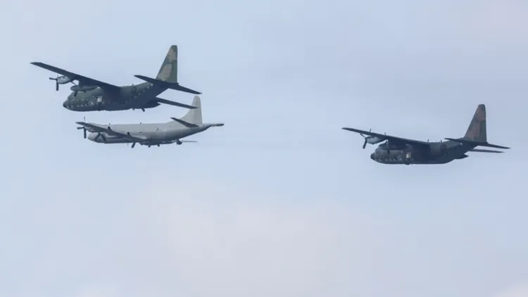 空軍第6聯隊1架P-3C反潛機與2架C-130H運輸機組成的慢速機隊，飛越台北上空。中央社