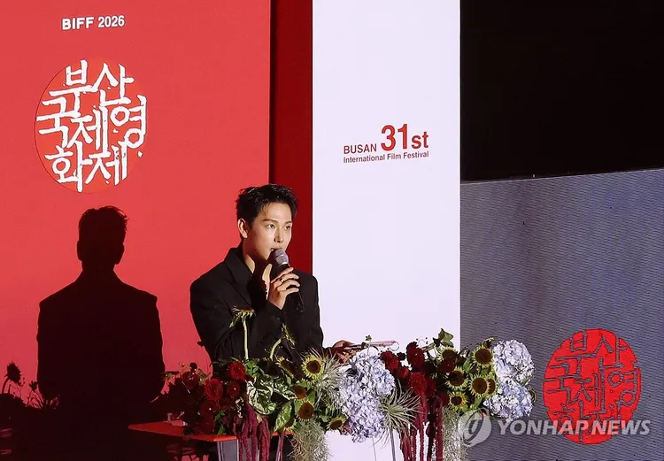 任時完首度擔任釜山影展主持人，不小心口誤出槌，但瑕不掩瑜。翻攝韓聯社