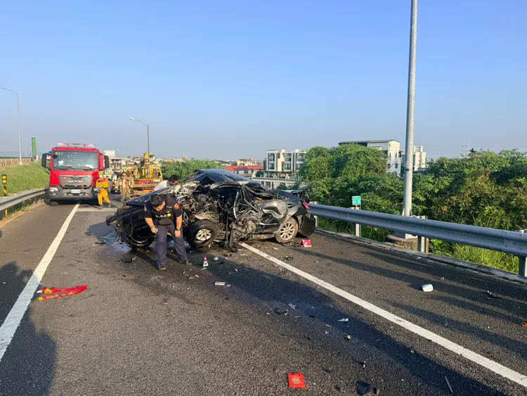 消防人員到場時發現駕駛倒臥在車外，車內無人受困。民眾提供