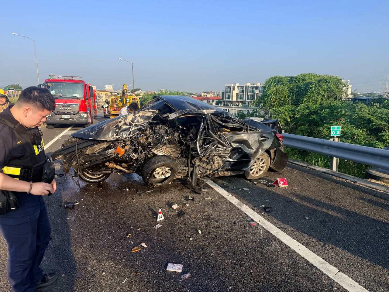 連假首日死亡車禍!國道車撞護欄變廢鐵 駕駛拋車外慘死