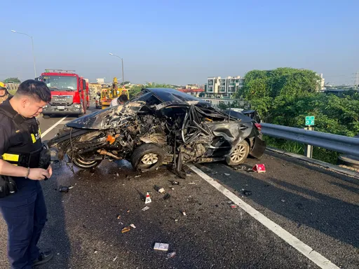 連假首日死亡車禍！國6轎車撞護欄變廢鐵　駕駛拋出車外慘死