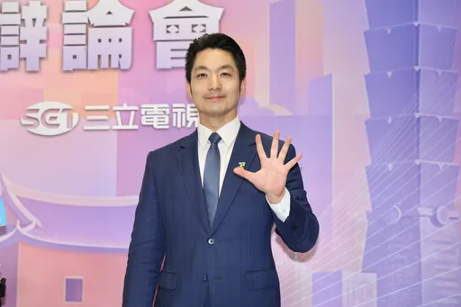 蔣萬安別台北隊徽章出席辯論會、親曝今日戰術、超級「幸運物」