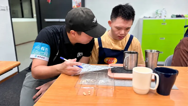 富邦「有志一同™」公益平台志工陪伴視障朋友參與植物奶與飲品調製工作坊，協助記錄課程內容，透過交流與實作，共同體驗飲品調製的樂趣。富邦金控提供