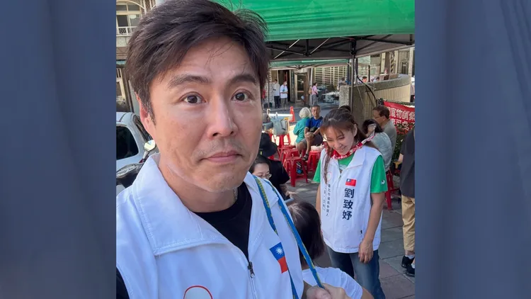 劉至翰常常陪著妹妹劉致妤掃街拜票。翻攝自劉至翰臉書