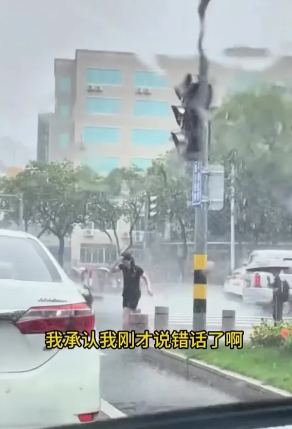 女駕駛把雨傘交給小男孩後淋雨跑回車上。翻攝IG @garrickong2689