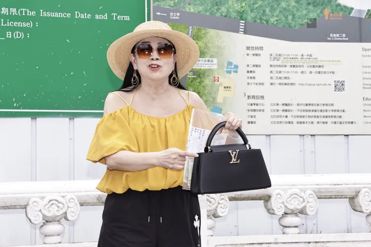 許純美全身上下都是名牌，總價值超過50萬，手上拿的LV包包約30萬。攝影中心攝