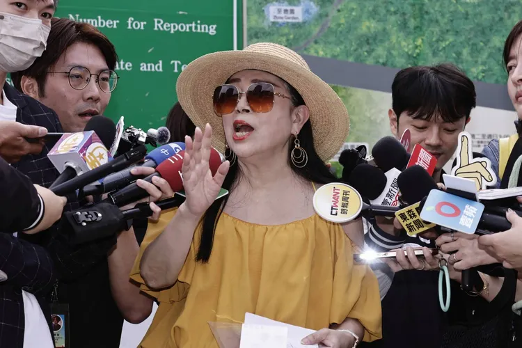 許純美驚傳有新歡，今天突然現身，親揭真相。娛樂中心攝