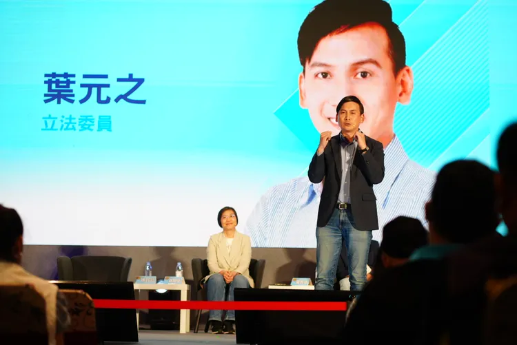 民黨新竹縣長候選人、立委徐欣瑩、國民黨立委徐巧芯、葉元之11日晚間受邀出席「董事長開講」活動。徐欣瑩競選辦公室提供