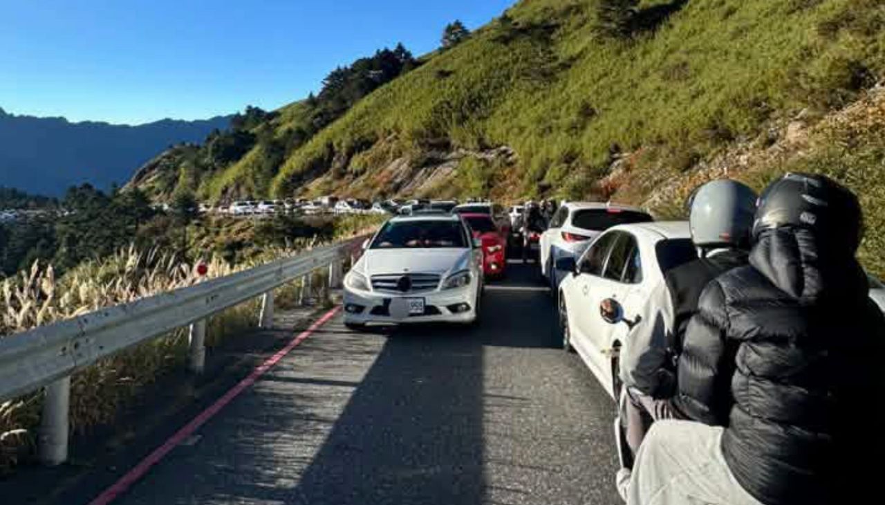 賓士違停武嶺癱瘓200車 警方出手!用這條罪函送檢方