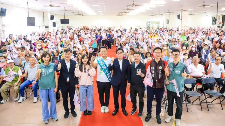 子弟兵、林園大寮市議員候選人張耀中18日成立競選總部，陳其邁前往站台。翻攝畫面