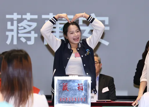 首投族正妹抽號次竟被出征　蔣萬安親致電：她很勇敢