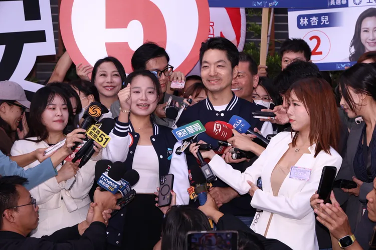 台北市長候選人號次抽籤，蔣萬安、青年代表Yakira。莊宗達攝