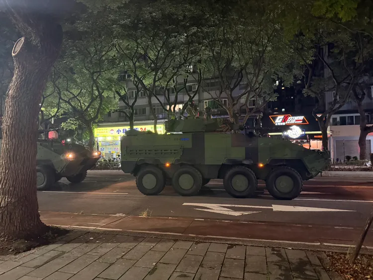 多輛雲豹甲車及CM-21履帶裝甲運兵車，6日深夜現蹤新北市林口街頭。讀者提供