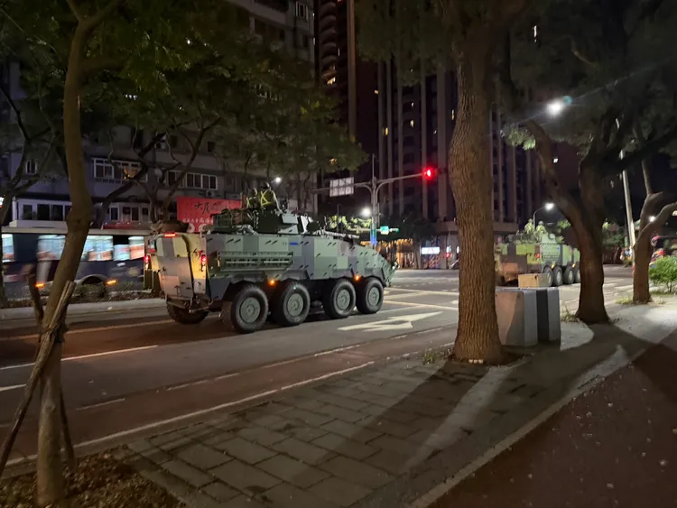 多輛雲豹甲車及CM-21履帶裝甲運兵車，6日深夜現蹤新北市林口街頭。讀者提供