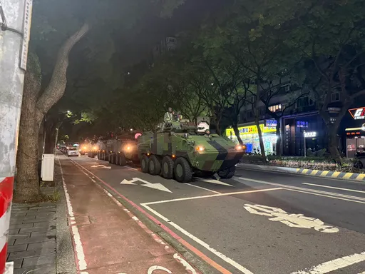 民眾直擊！多輛雲豹裝甲車深夜現蹤林口街頭