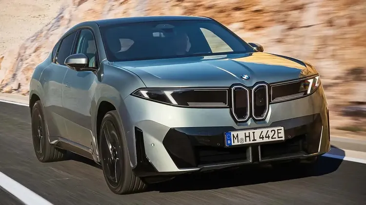 BMW iX4 50 xDrive採前後雙馬達四輪驅動，最大輸出463匹、峰值扭力645Nm，0～100km/h加速4.9秒，最高續航里程預估達680公里。原廠照片