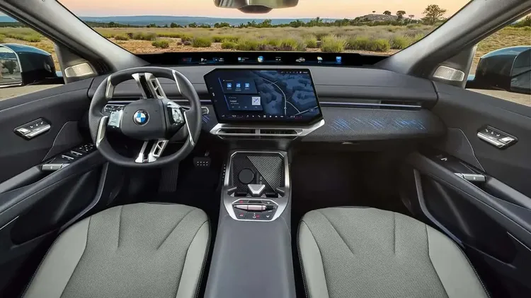 BMW iX4座艙導入Panoramic iDrive，整合Panoramic Vision、17.9吋中央螢幕與可選配的3D Head-Up Display，呈現Neue Klasse新世代數位座艙架構。原廠照片