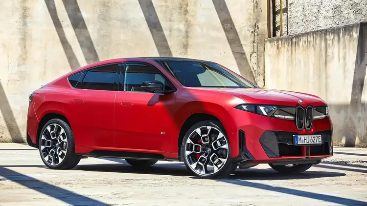 車頭維持新世代BMW的設計架構，包括新的雙腎型水箱護罩、頭燈及車頭發光元素。原廠照片