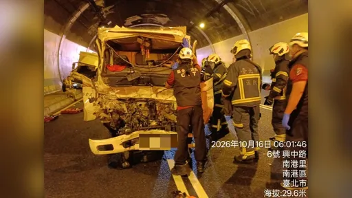 福德隧道清晨4車追撞2人傷　55歲貨車駕駛雙腿骨折