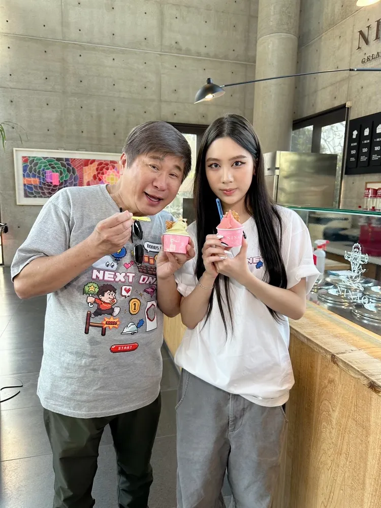 孫女EMMA（右）見胡瓜吃冰吃到臉上，忍不住吐槽。《下面一位》提供