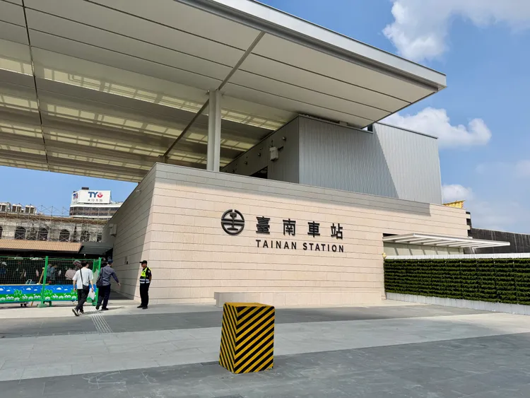 台南車站29日公告要求站內演奏樂器應先申請，目前公告又突然撤下。資料照、莊偉祺攝