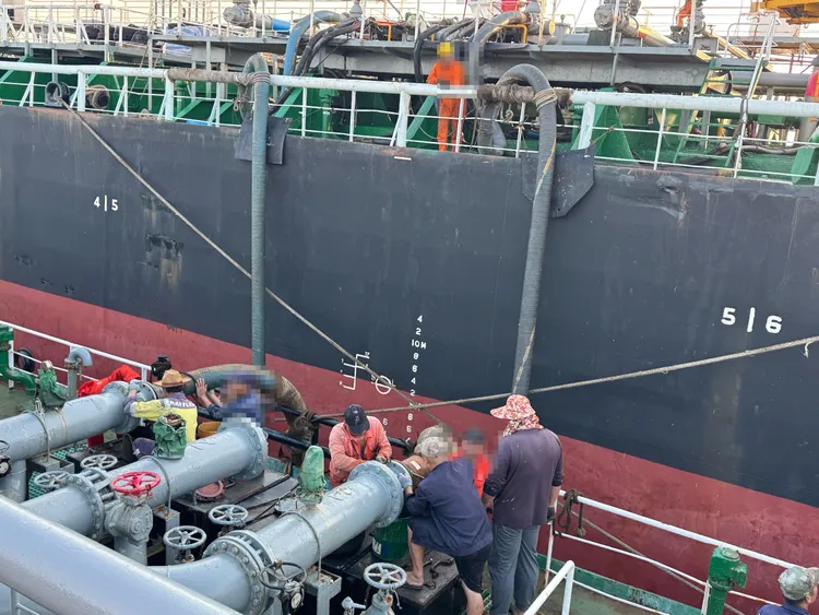 海巡人員登檢蒐證，依違反《海洋污染防治法》函送主管機關裁罰。民眾提供