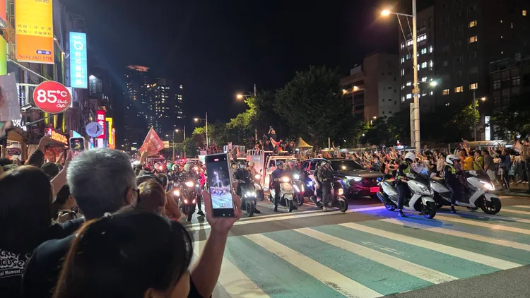 童子瑋與沈伯洋一同在基隆掃街。葉先鵬攝