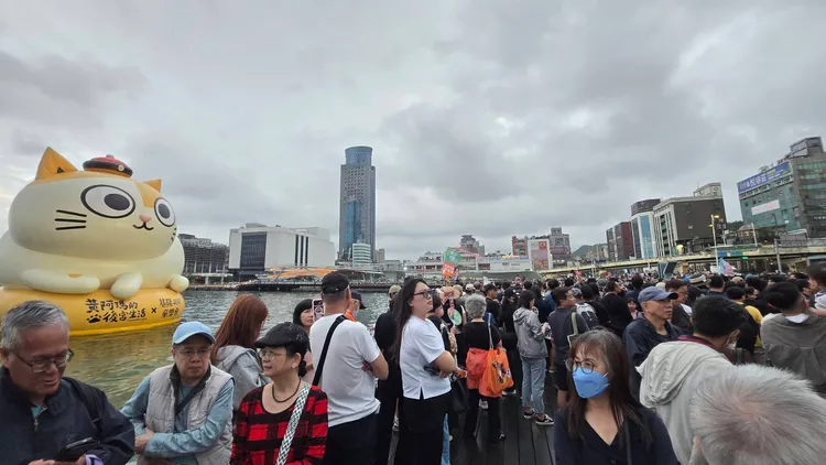 下午海洋廣場便開始湧現人潮。葉先鵬攝