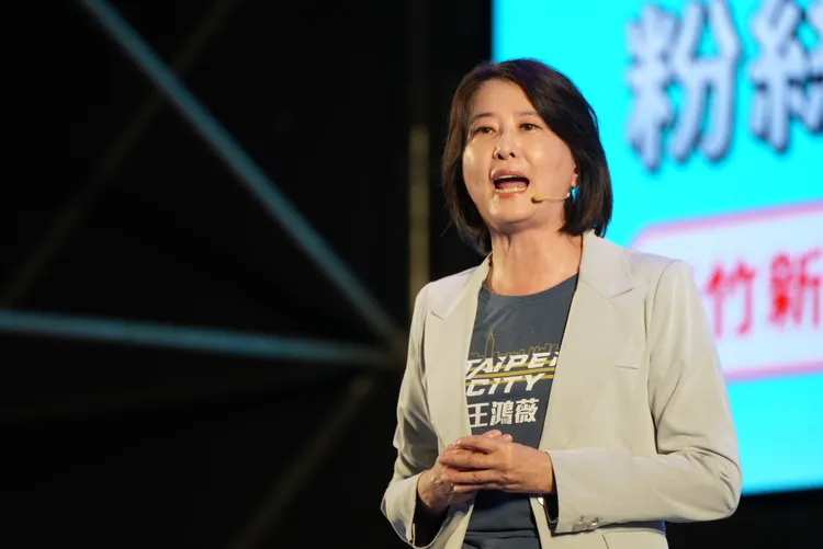 新竹縣長選戰升溫，國民黨立法委員王鴻薇19日批評民進黨新竹縣長候選人鄭朝方。徐欣瑩競選辦公室提供