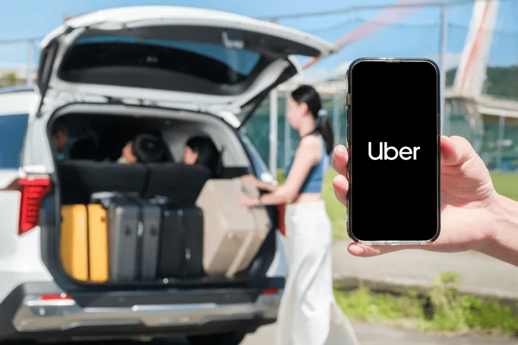 「包車優步」提供2至10小時包車方案，乘客可透過Uber App設定停靠地點、選擇車型及查看預估費用。業者提供