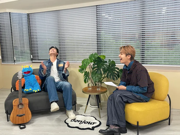 須弘道（左）分享單飛追夢與父親之間的觀念磨合，炎亞綸（右）聽完忍不住大笑，現場氣氛輕鬆熱絡。大浪娛樂提供