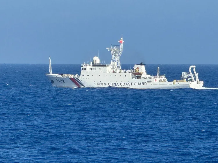 海巡署台中艦監控中國海警3102船。海巡提供