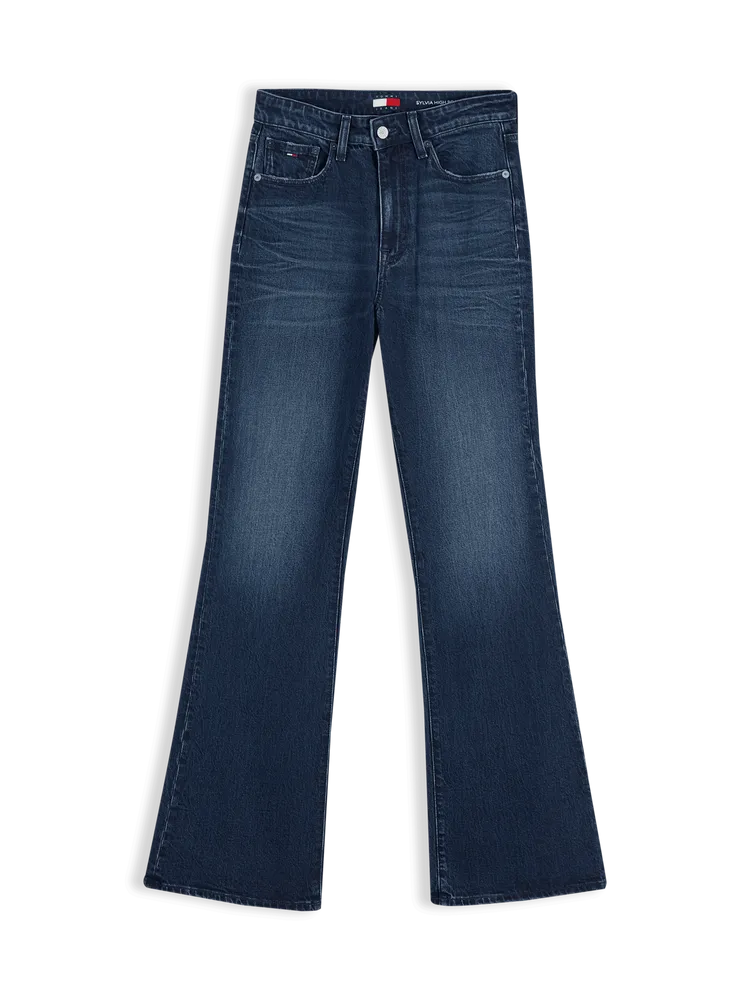 TOMMY JEANS女裝SYLVIA高腰靴型牛仔褲，5180元。品牌提供