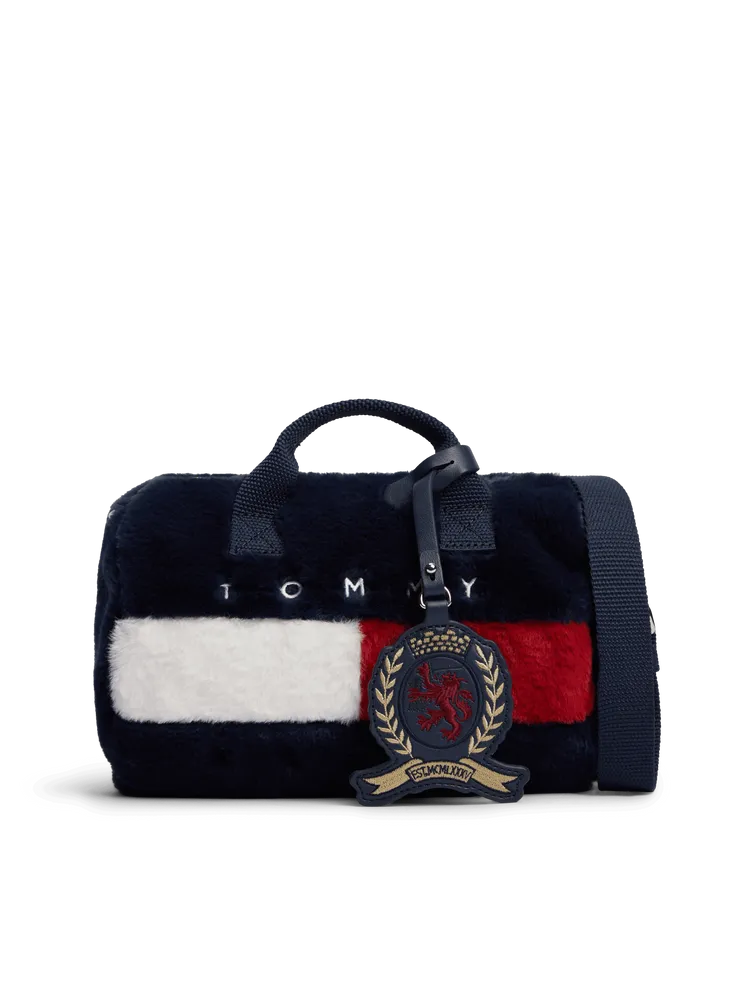 TOMMY JEANS女裝經典仿毛迷你旅行包，4980元。品牌提供