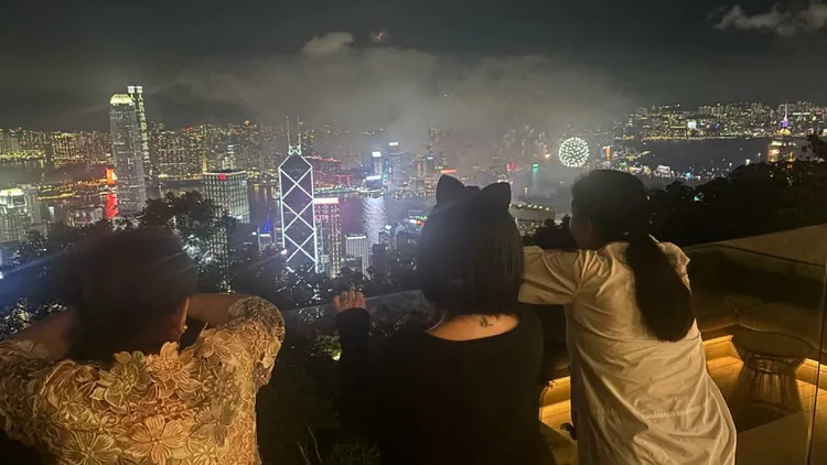 在老公許雅鈞陪同下，小S（中）最近帶婆婆黃秀珍（左）赴香港旅遊兼慶生，S媽（右）同行，3人一起欣賞當地知名的維多利亞港夜景。讀者提供