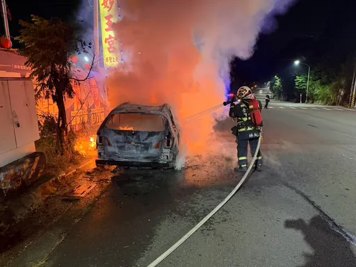 台中大坑暗夜火燒車　撲滅火勢赫見焦屍