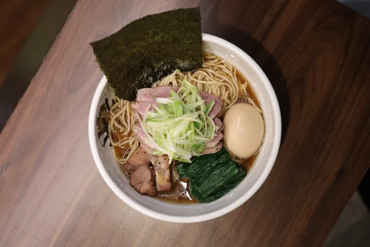 滿雞軒推出「特製嫩鴨生姜拉麵」，以招牌100%鴨高湯融合生薑與醬油香氣。業者提供