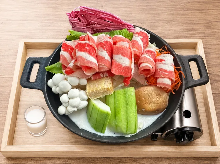 哞哞牧場的「極上鮮乳盛宴鍋」，採用牧場每日現熬的清甜蔬菜湯，融入高品質四方鮮乳與特製高湯，越煮越香濃順口。哞哞牧場提供
