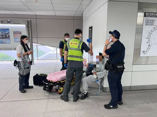 8旬婦中捷突升高血壓　急向站務員求助！