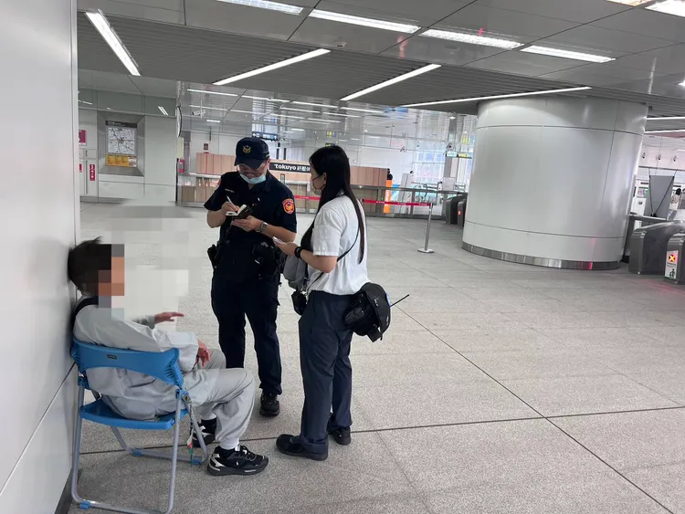 林婦血壓升高感到身體不適，立即向站務員求助，隨後救護員、捷警隊員也到場協處。警方提供