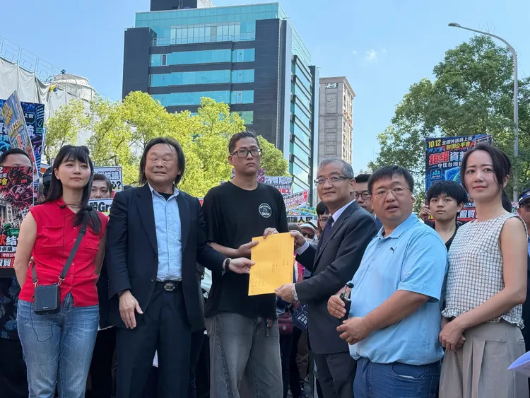 高嘉瑜（左一）、王世堅（左二）等人要求公平會駁回Grab收購foodpanda一案。翻攝自高嘉瑜threads