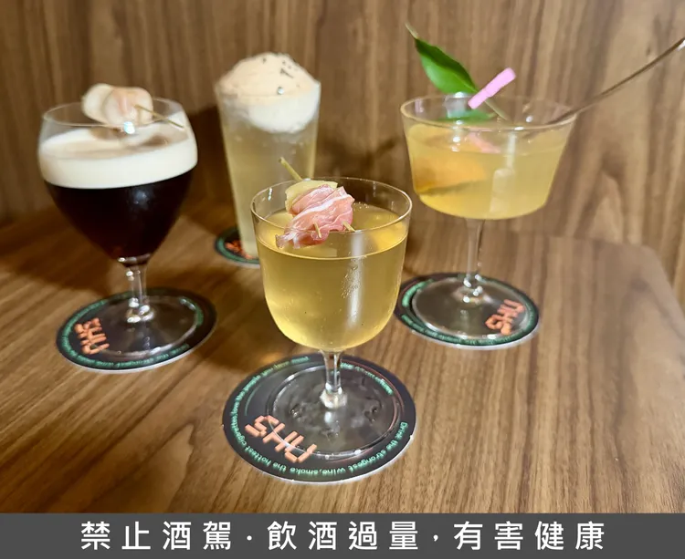 「SHU Club」創新將料理元素融入調酒，如#75 Medium（前）以夏威夷披薩為主題重新解構，可吃到培根與鳳梨。莊偉祺攝