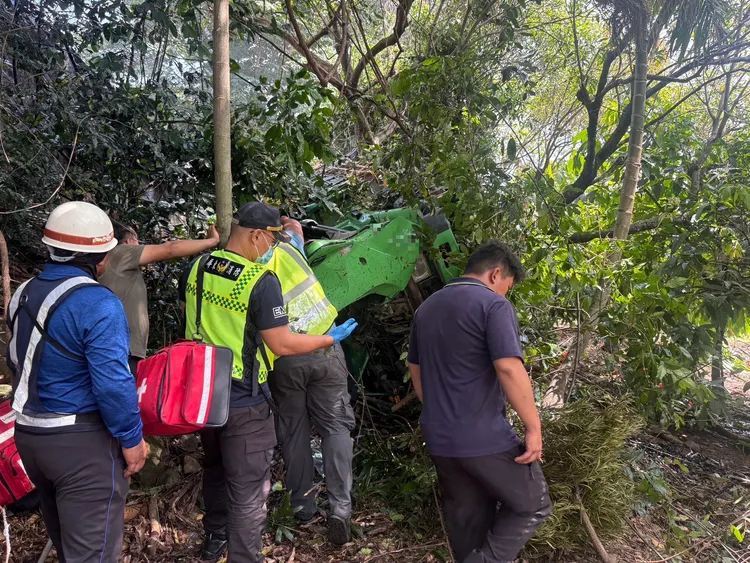 三地門鄉大貨車翻覆，司機救出命危。翻攝畫面