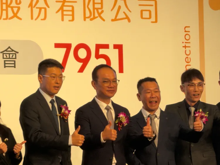 大易橙董事長謝中平（圖左二）。呂承哲攝