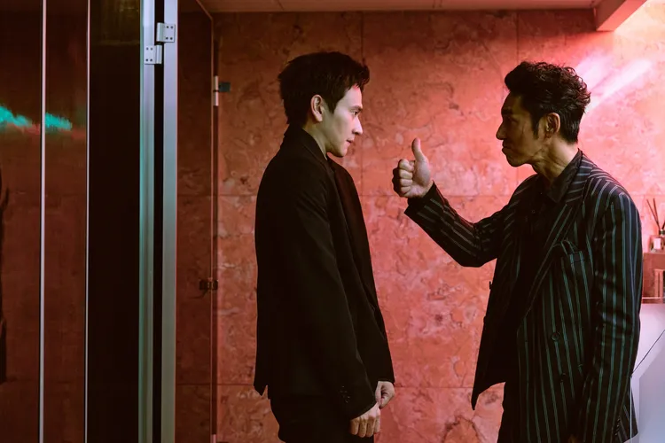 奇幻愛情喜劇《新手上路》劉冠廷（左）身手俐落制伏殺手，被飾演黑道大哥的李李仁（右）稱讚並欽點當保鑣。文策院與四方四隅提供