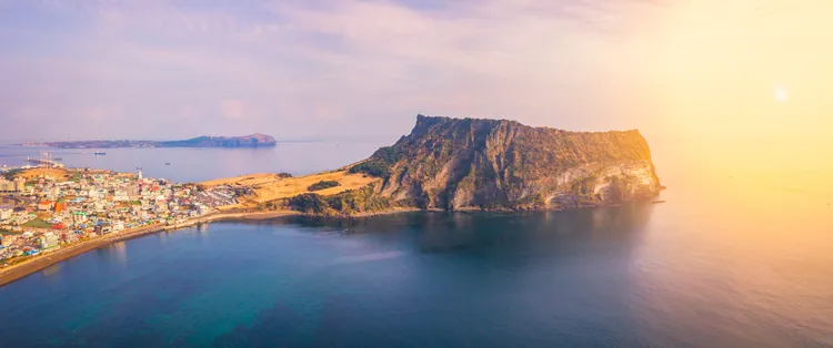 韓國濟州島城山日出峰，在城山日出峰頂端觀賞日出是濟州十大美景之一。業者提供